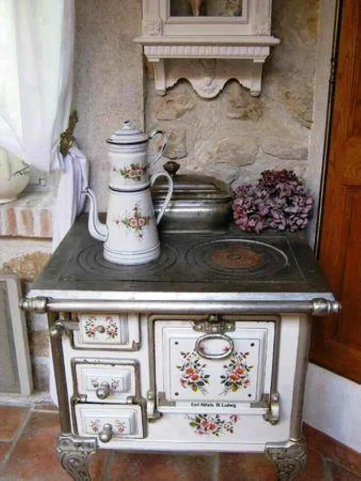 Купить старую печку. Старинная кухня. Электроплиты в винтажном стиле. Старинные кухонные плиты. Плита в старинном стиле.