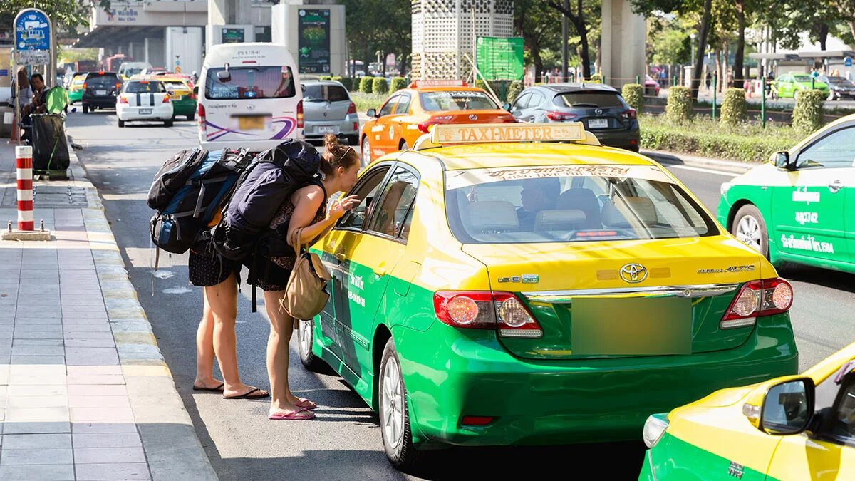 Такси в таиланде приложение. Туристы в такси. таксист бангкок. уловки таксистов. автокультура тайланда.