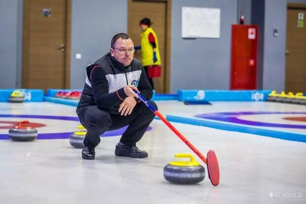 Спорт со шваброй. Керлинг спорт. Герман доронин керлинг. Вид спорта на льду со шваброй. Зимний спорт со швабрами.