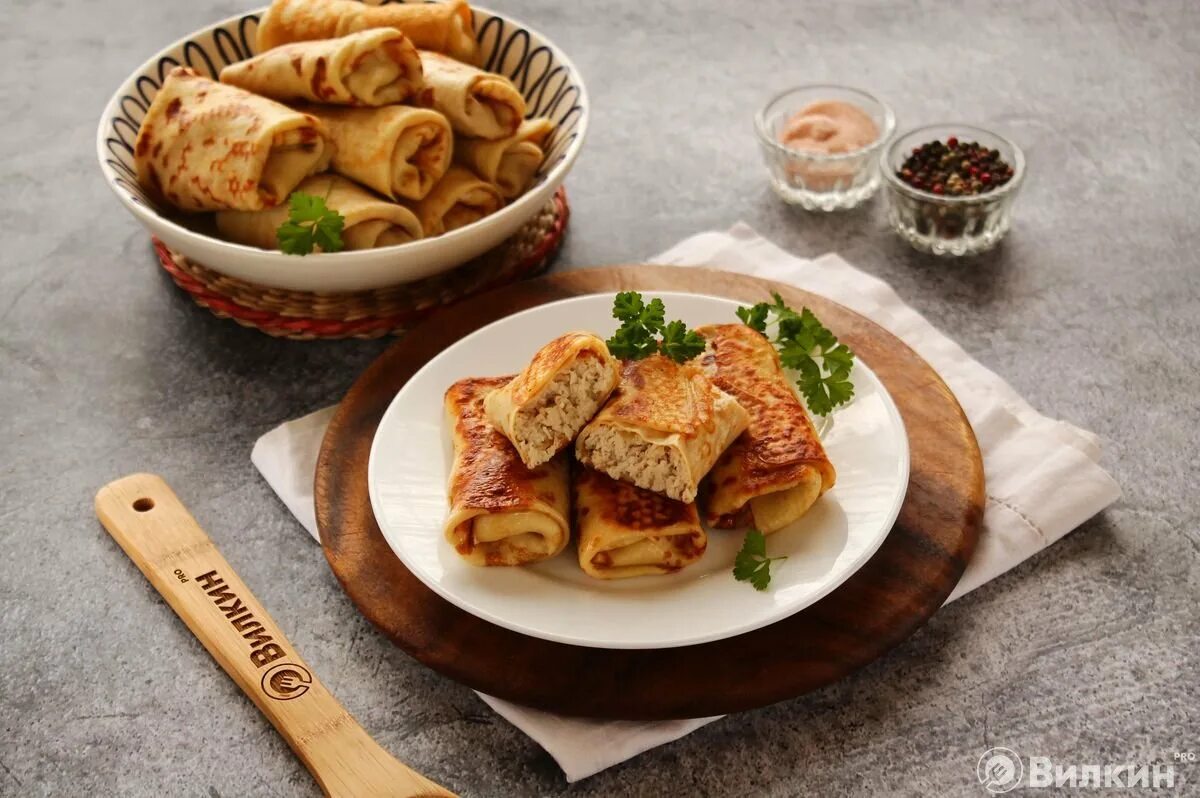 Блины с мясом и грибами. Блины с курицей. курица фаршированная блинами. блинчики с мясом курицы. блинчики с курятиной.