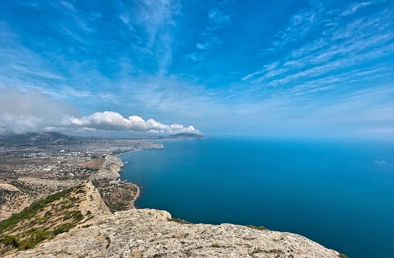 Красота черного моря. Черное море Судак. Мыс Меганом Судак. Крымский полуостров Судак. Судак Крым море.