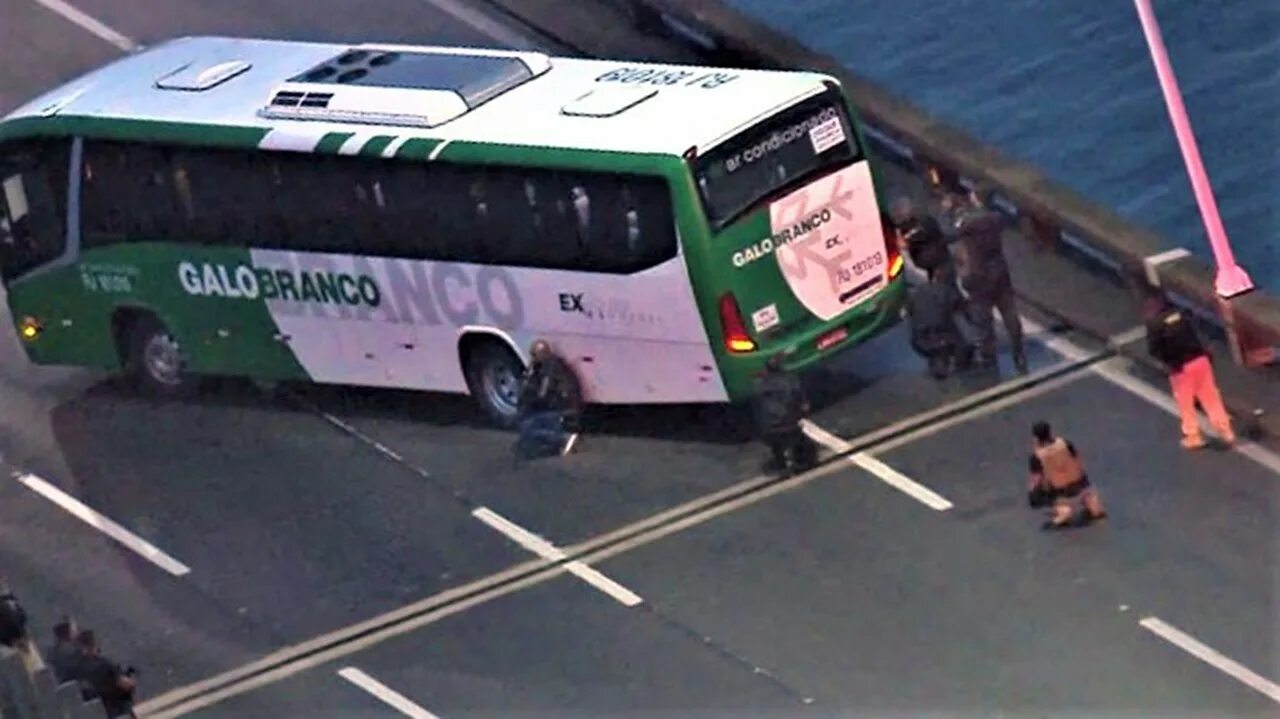 Автобусы Бразилии. Автобус с людьми в Бразилии.