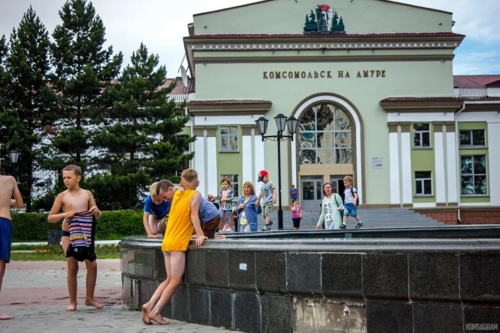 Комсомольск на амуре поездом сколько. Комсомольск-на-Амуре (станция). Кирова 25 Комсомольск-на-Амуре. ЖД вокзал Комсомольск-на-Амуре. Железнодорожный вокзал города Комсомольска-на-Амуре.