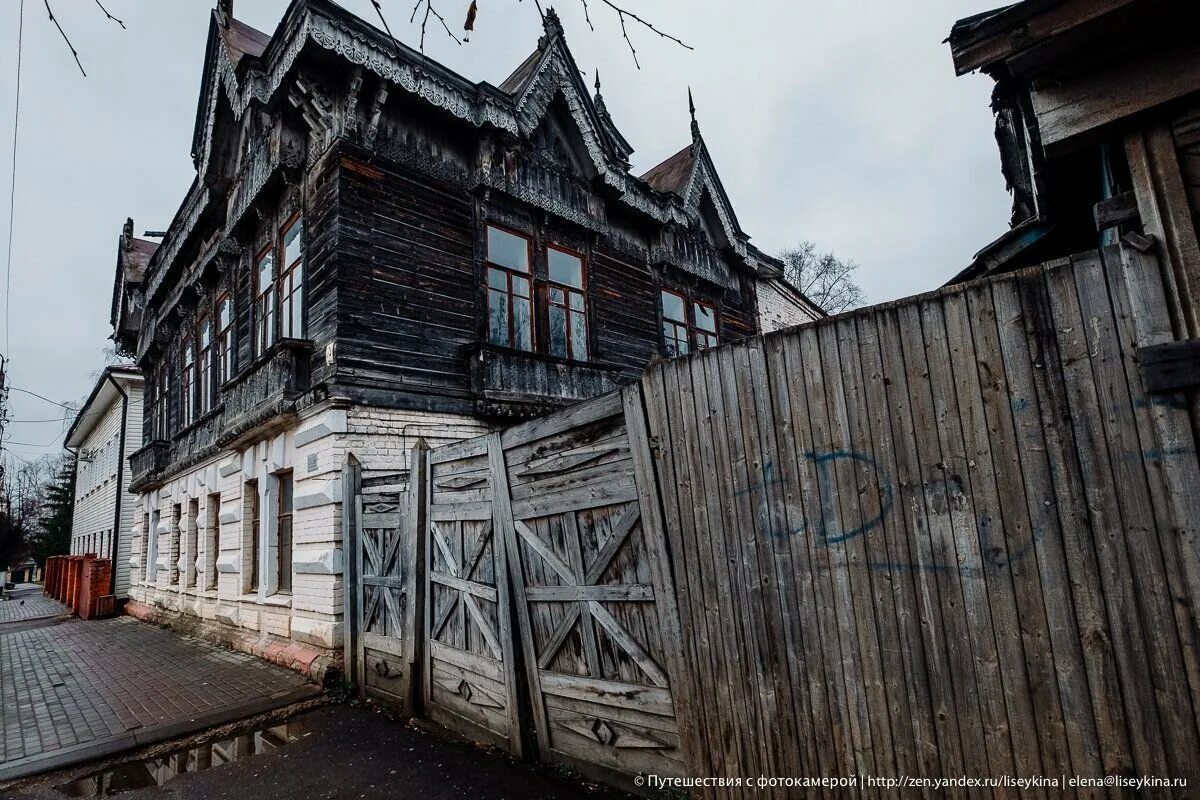 Дом с кружевами в Боровске. Дом с кружевами в Боровске Калужской области. Кружевной дом Боровск. Боровск дом с кружевом. Дом глухонемых