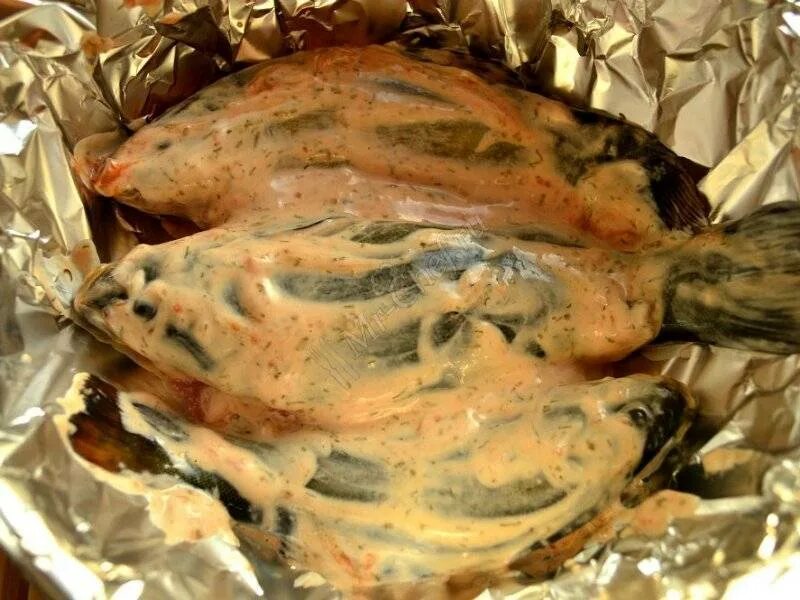 Линь в духовке вкусно. Запеченн линь. линь в духовке. линь запеченный в духовке в фольге. линь рыба мясо.