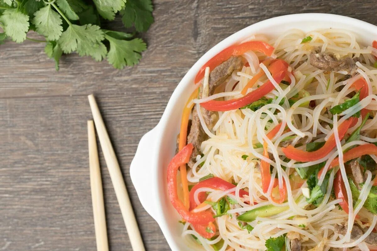 лапша фунчоза. фукоза. лапша фунчоза рецепты. лапша бобовая фунчоза. фунчоза салат по-корейски.