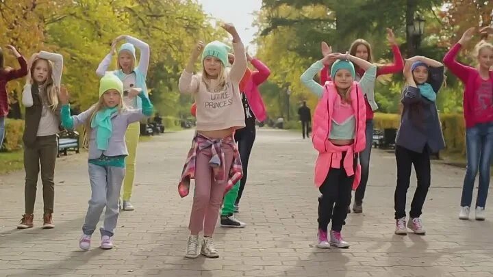 Современные танцы. Танцующие девушки. Танцы и пение. 12 клип. Уличные танцы дети.
