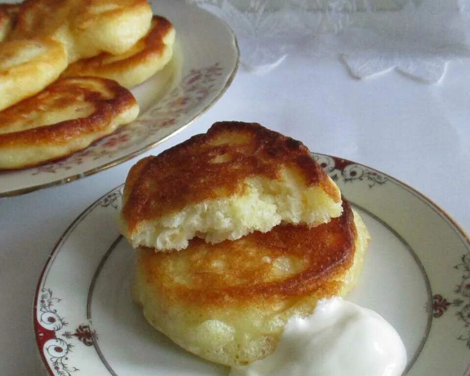 Оладьи на кефире с яблоками фото. Оладьи с яблоками на кефире. пышные оладьи с яблоками. оладушки на кефире пышные с яблоками. оладьи с яблоками на молоке пышные.