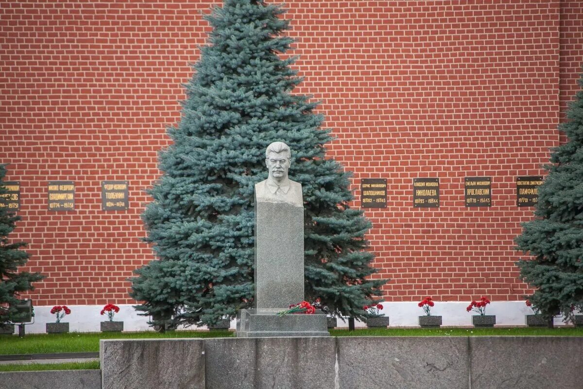 Екрополт кремлёвской стены. Некрополь у кремлёвской стены. Братские могилы у кремлевской стены. Красная площадь Кремлевская сткена некрополь.