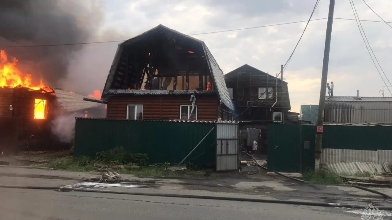Пожар в омске 2021. Сгорело здание в омске. Огромный пожар. Пожар на 19 линии омск. Пожар на 19 линии омск.