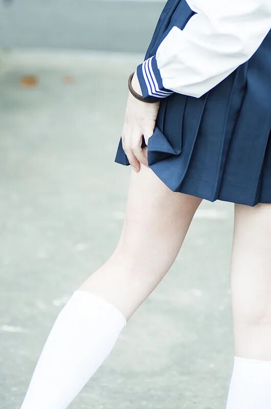 Japan school legs. Leg school. Legs in school. Leg school. На стуле бёдра юбка школа.