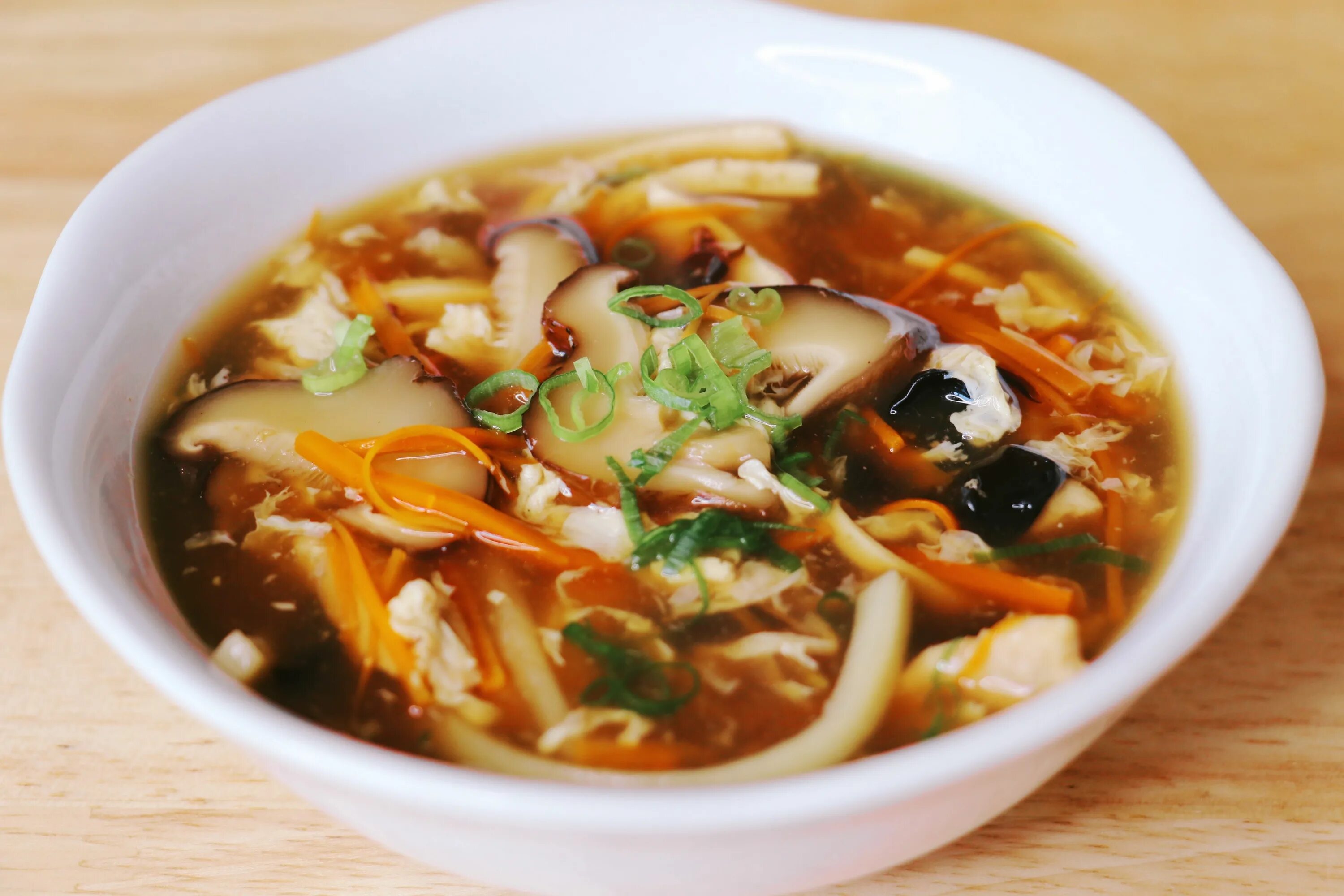 Chmcl soup. Hot and Sour Soup. Китайский острый суп с лапшой. Суп HD. Суп лапша домашняя.