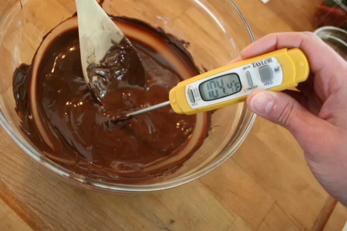 Темперирование шоколада. Темперировать шоколад. Плавление шоколада. Для измерения температуры шоколада.