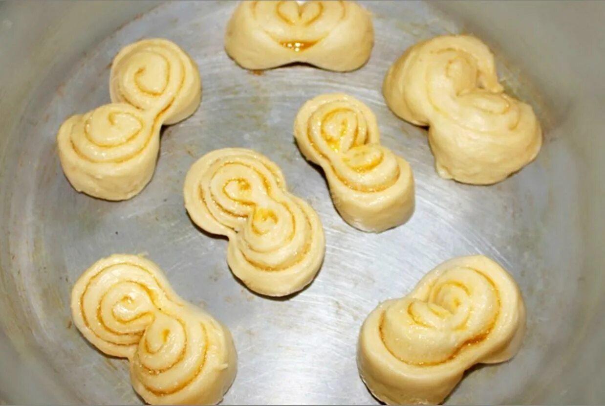 13 плюшек. Красивые и вкусные булочки. Плюшка московская. Булочки с сахаром из дрожжевого. Плюшки к чаю.