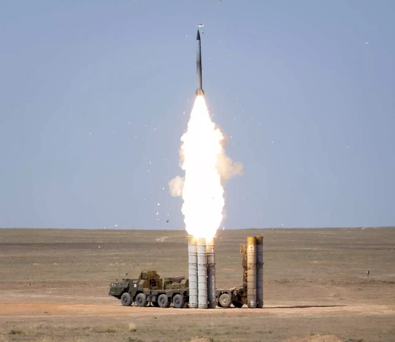 Ракета с300. С-300 ракетный комплекс. с-400 зенитный ракетный комплекс пуск. с300 пво.
