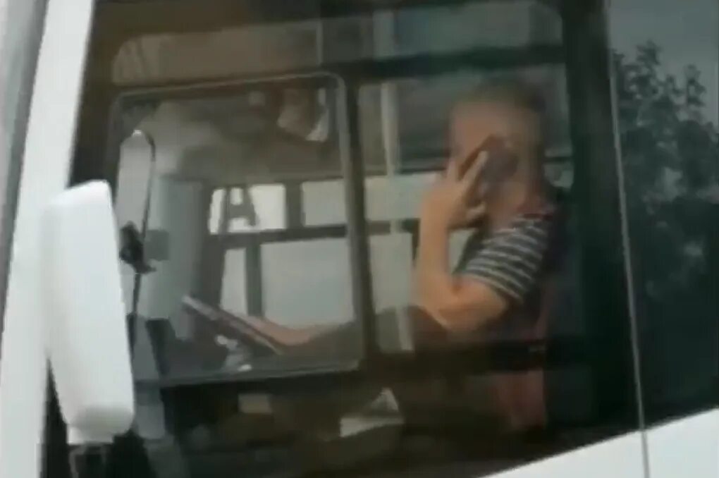 Женщина водитель автобуса. Парень за рулем автобуса. Водитель маршрутки говорит по телефону. Водитель автобуса разговаривает по телефону. Оштрафовали в автобусе