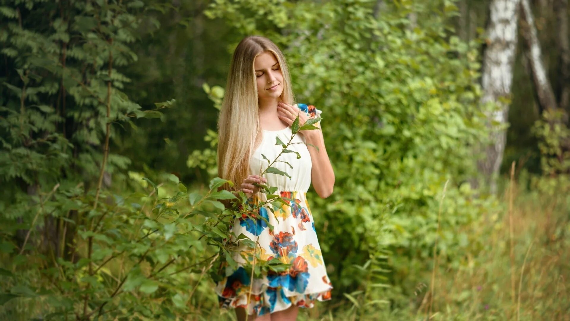 Блондинка в шортах. Фотосессия девушки на природе. Девушка на природе. Позирует на природе. Модель priscilla caripan.