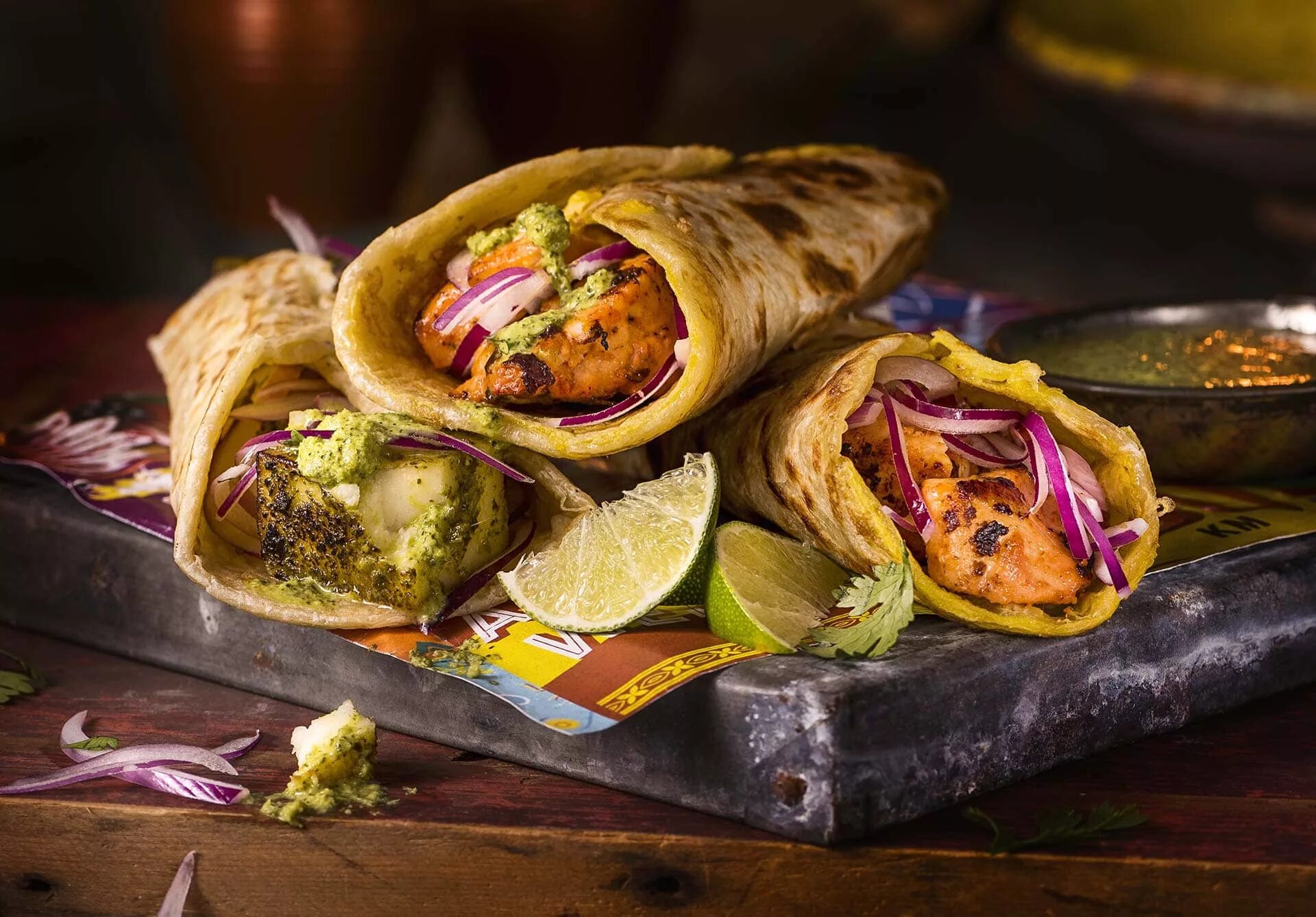 Уличная еда. Стрит фуд телефон. Бургер стрит фуд. Уличный стрит фуд. Пеше фритто аль коно.