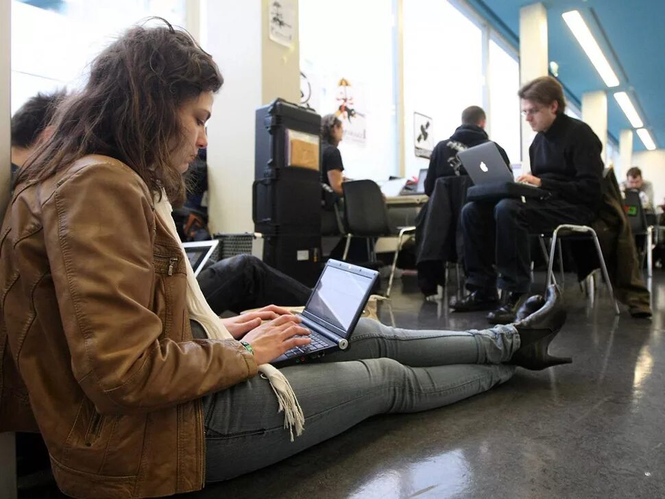 агент в аэропорту. служба авиационной безопасности внуково аэропорт. Utg внуково сотрудники. встреча в аэропорту. владелец аэропорта шереметьево.