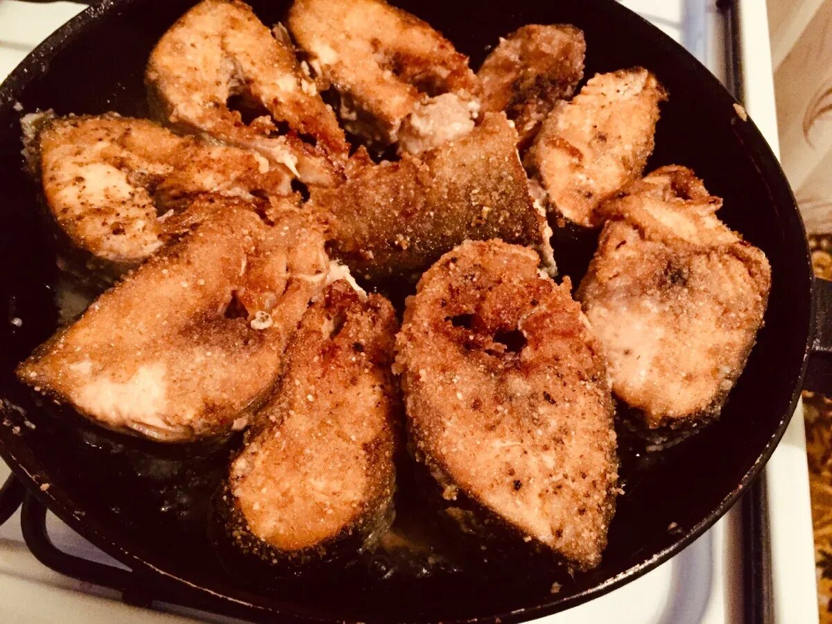 Как вкусно пожарить горбушу на сковороде. Рыба горбуша жареная. жареная горбуша фото. пожарить горбушу. горбуша в жареной виде.