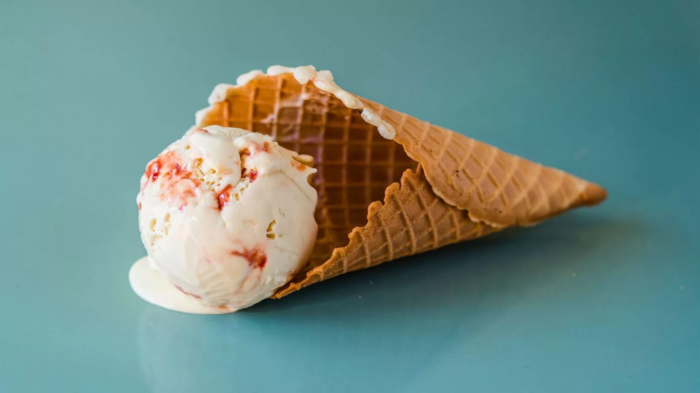 Мороженое fifty fifty. Red square type ice cream. Мороженое конус. Мороженое на красном фоне. Хеладо блюдо.