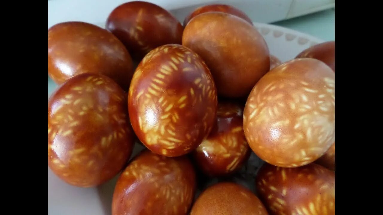 Красим яйца на пасху луковой шелухой мраморные. Раствор луковой шелухи для окраски яиц. Крашенки мраморные. Яйца в луковой шелухе. Раствор луковой шелухи для окраски яиц.