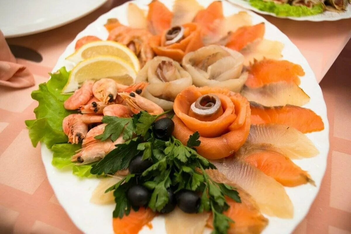 Овощная нарезка. Украшение холодных закусок. Холодные закуски украшение. Холодные закуски украшение. Овощная нарезка на праздничный стол.