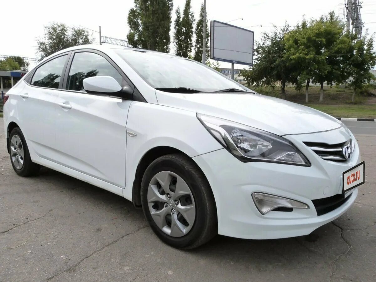 Хендай Солярис 1 Рестайлинг белый. Hyundai Solaris 2015 1.4 at белый седан. Хендай седан белый. Серебристый седан Hyundai Solaris i Рестайлинг 1.4 at (107 л.с.).