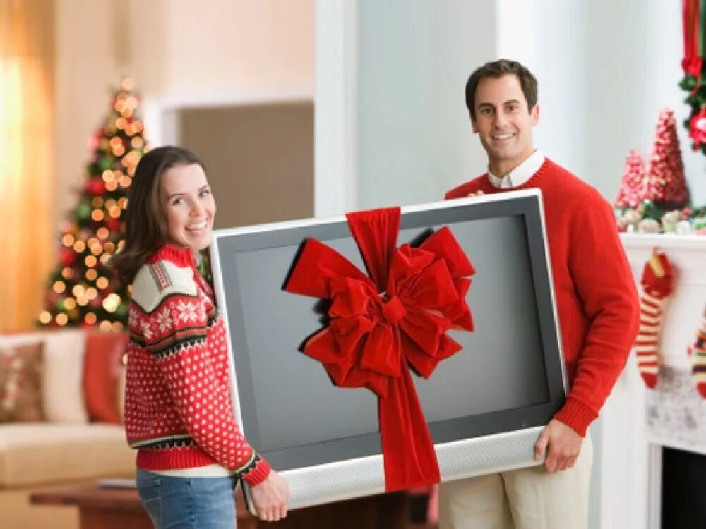 Розыгрыш для семейных пар. Телевизор в подарок. Телевизор новый год. Дарим подарки телевизор в подарок. Техника в подарок.