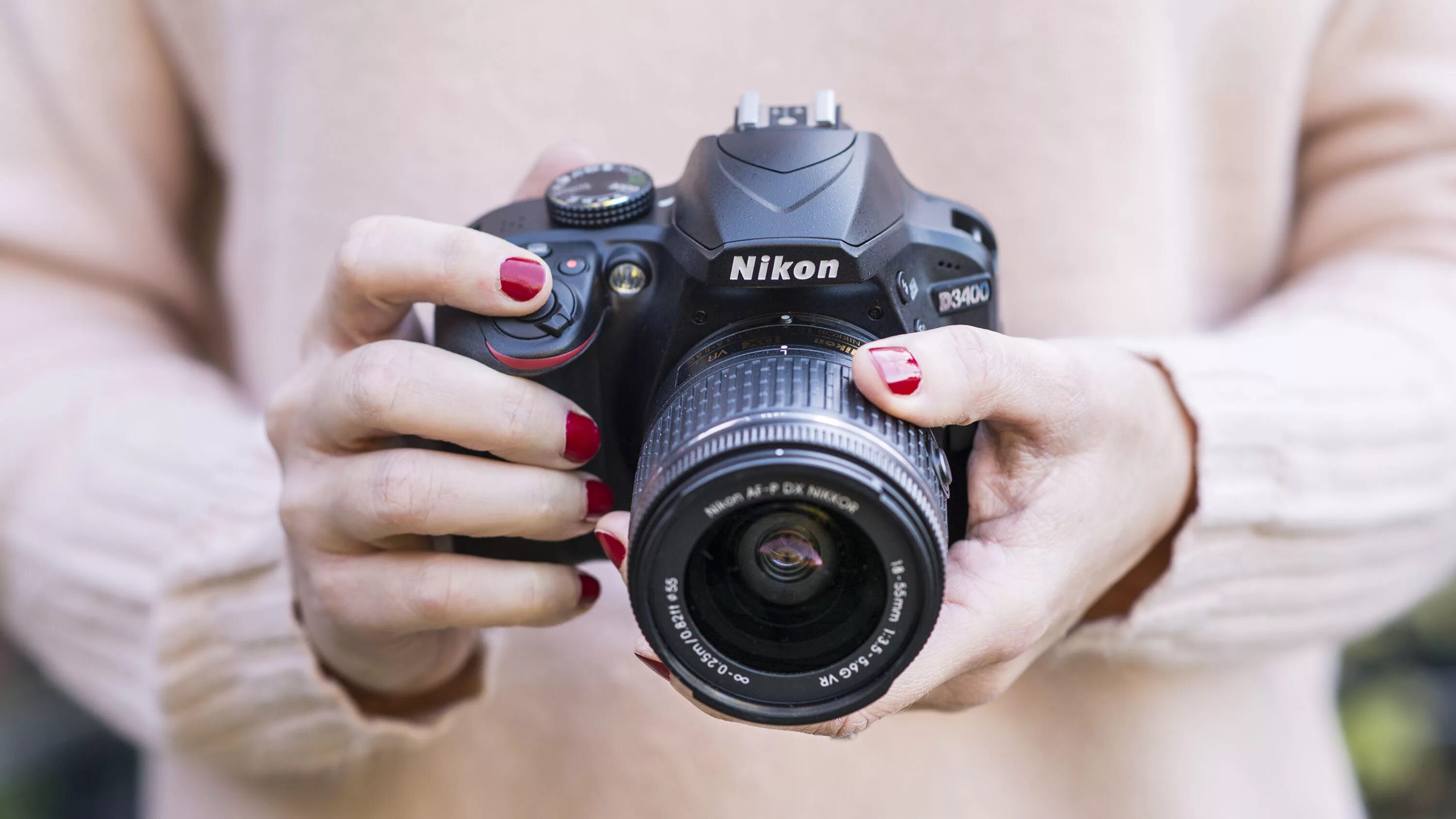 Камера друг. Nikon d3400 и Canon. Фотоаппарат в руках. Профессиональный фотоаппарат в руках. Фотоаппарат в руках девушки.