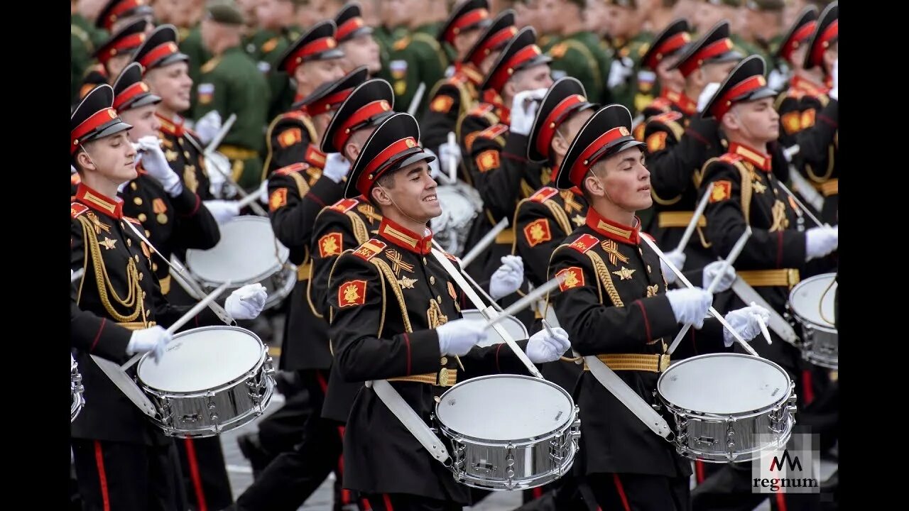 Московское военно-музыкальное училище. Военный оркестр. Барабанщики на параде. Военные музыканты.