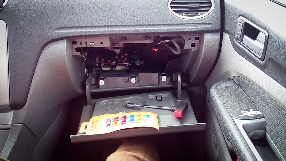Прикуриватель ford focus 2. Что под бардачком форд фокус 2. Крышка предохранителей форд фокус 3 в салоне. Предохранитель бардачка фокус. Предохранители форд фокус 2 рестайлинг.