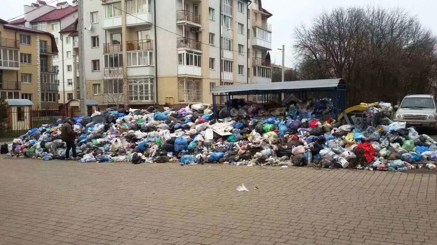 Тбо города. Свалка в городе. Горы мусора в городе. Мусорные свалки в городе. Мусор в городе.