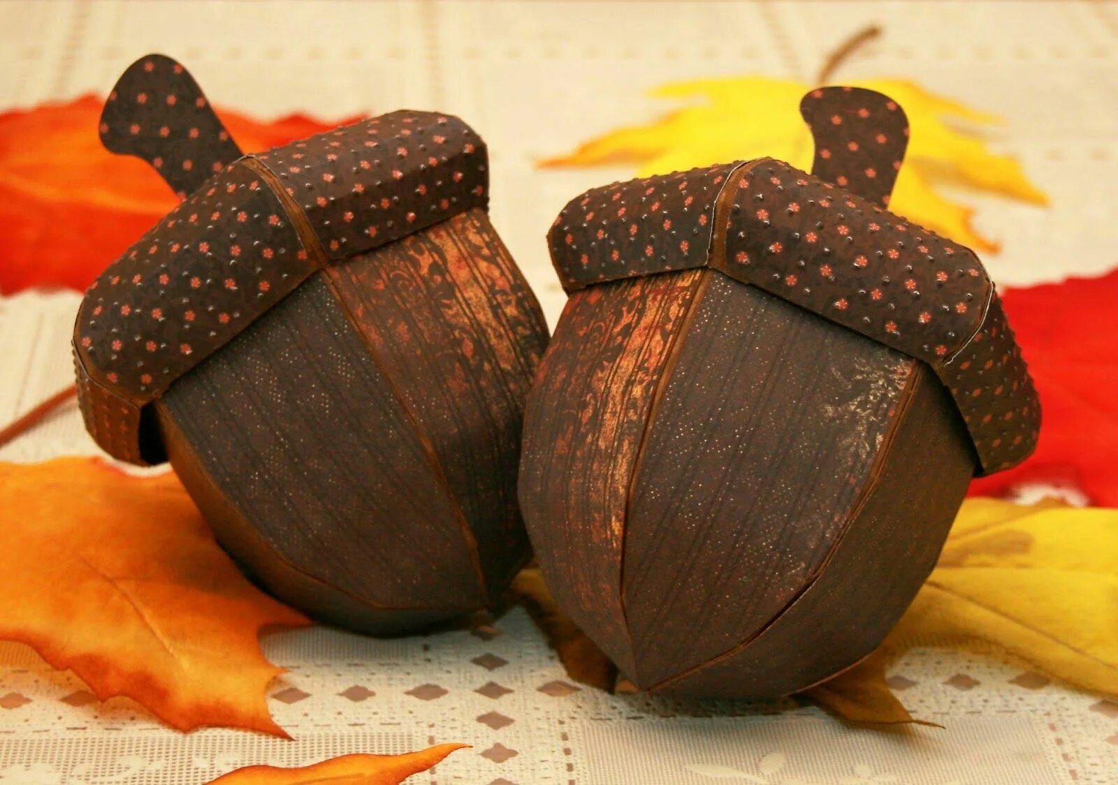 коробочка желудь. объемный желудь из бумаги. коробочки из желудей. упаковка в виде желудя своими руками. шаблон коробочки с крышкой желудь.