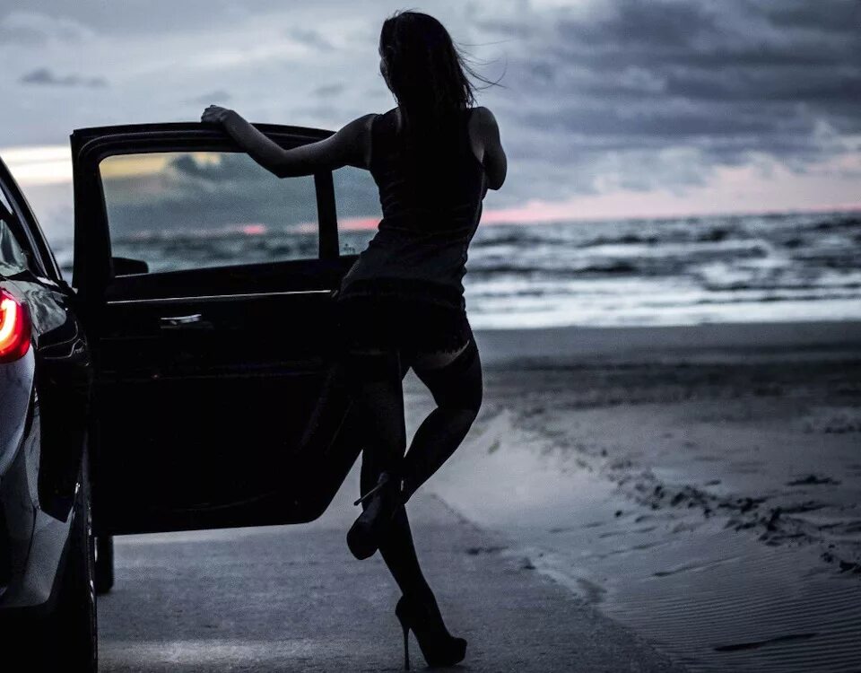 Где машины танцуют. Девушка в машине. Девушка в черной машине. Девушка возле машины. Девушка возле машины со спины.