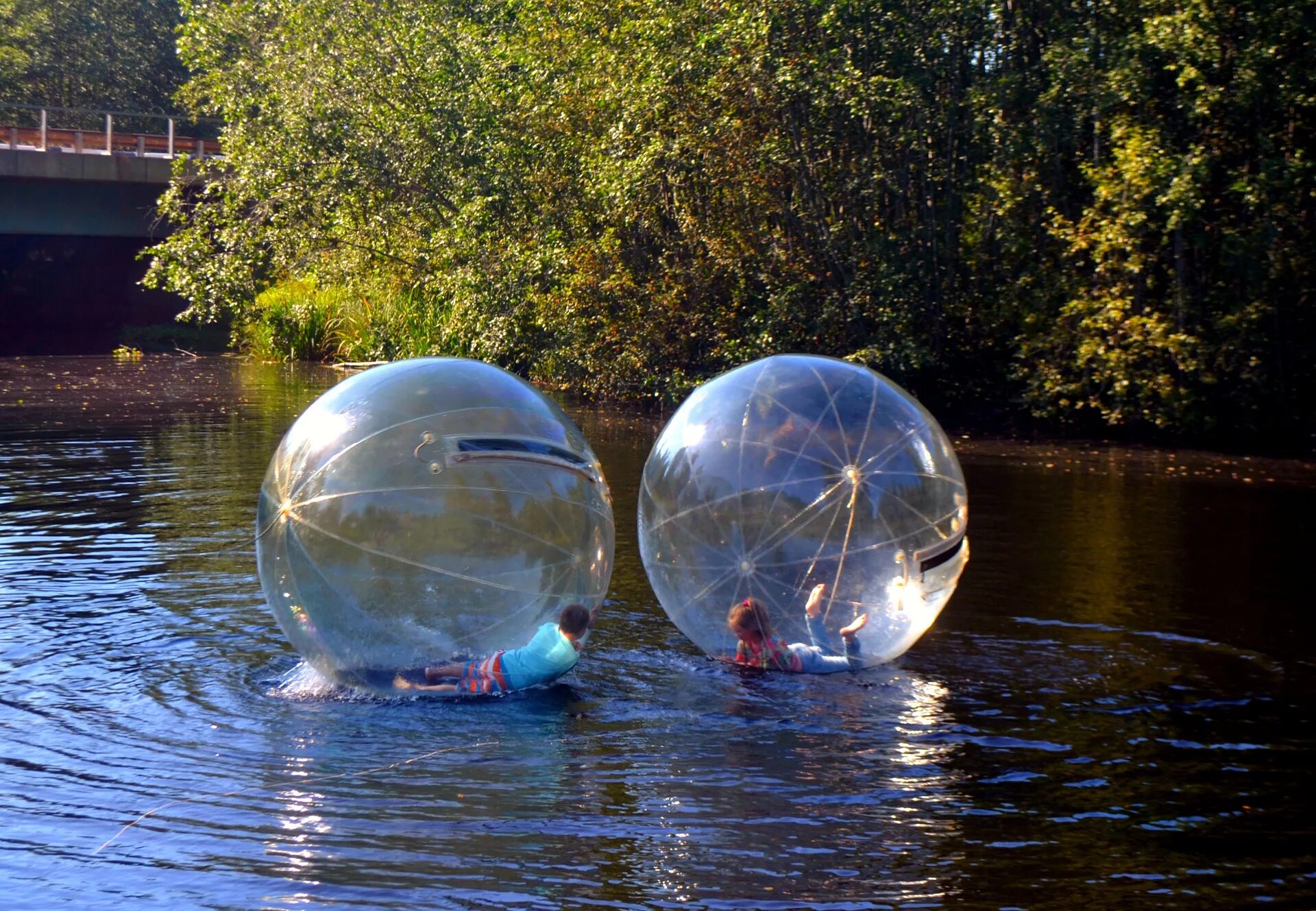 Развлечения на реке. Хилл зорбинг. Water Zorb аттракцион. Шар воды. Зорб на воде.