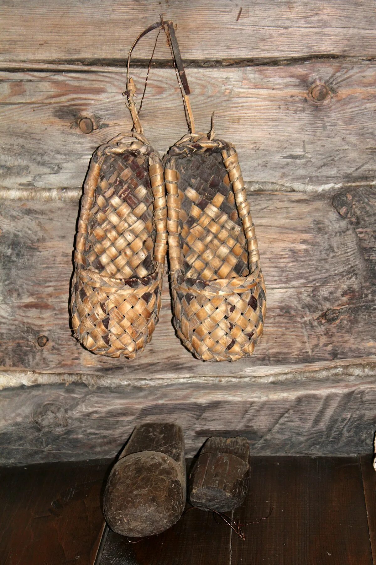 Лапти сбоку. Лапти 19 век. Старые лапти. Чабата лапти. Лапоть баб.