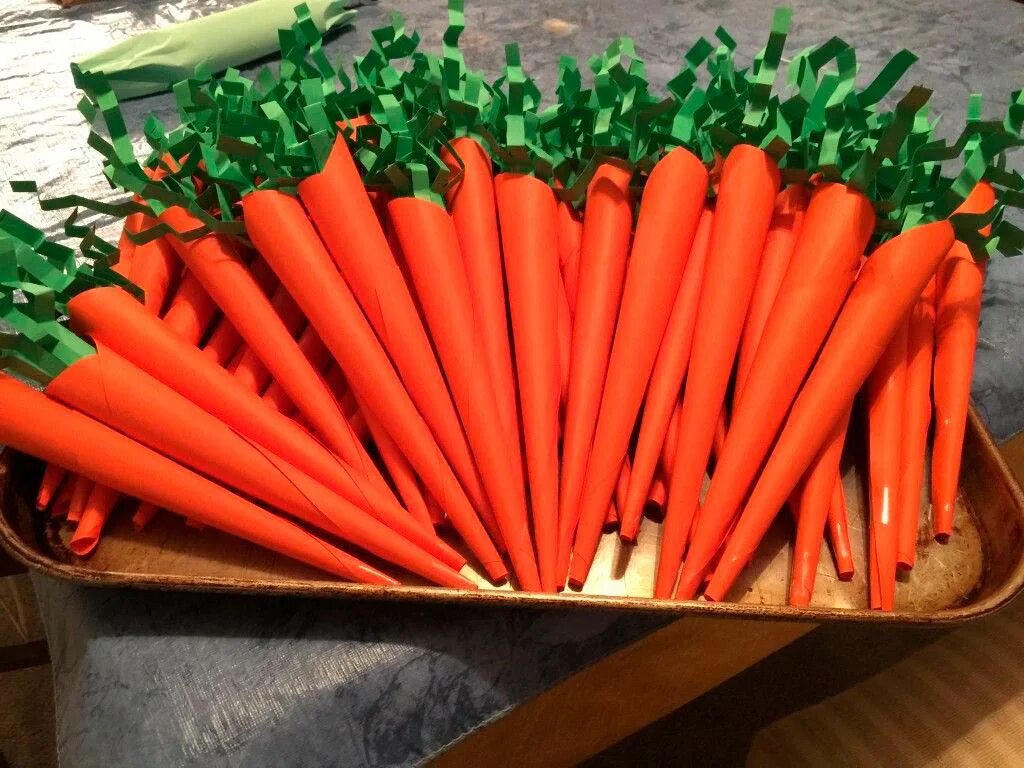 Морковка из бумаги. Поделка морковка. Гирлянда из морковок. Поделка морковка из бумаги. Овощи из бумаги объемные.
