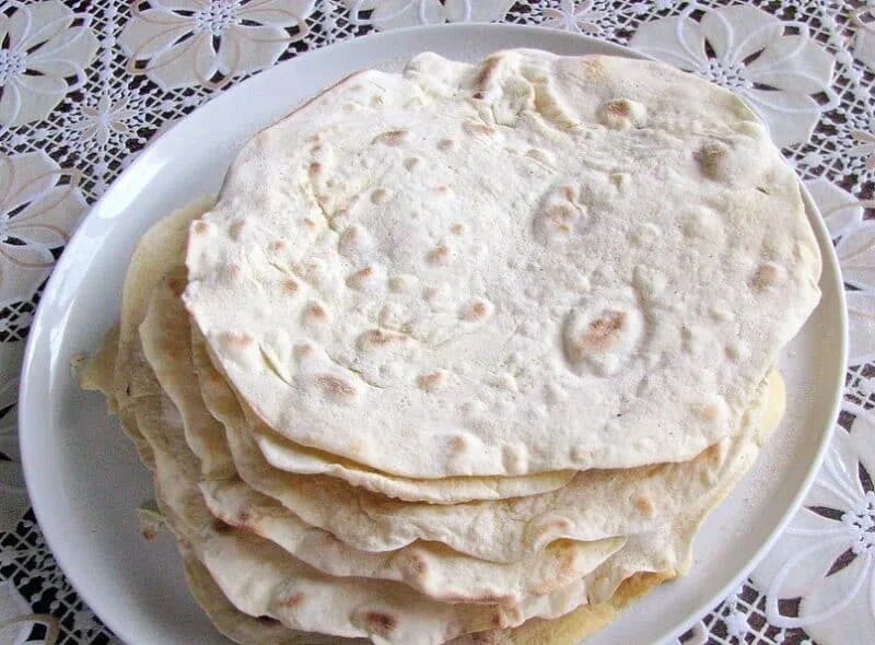 Лаваш на дрожжах. Домашний тонкий лаваш. Лаваш дрожжевой. Тонкий лаваш на дрожжах. Армянский лаваш фото.