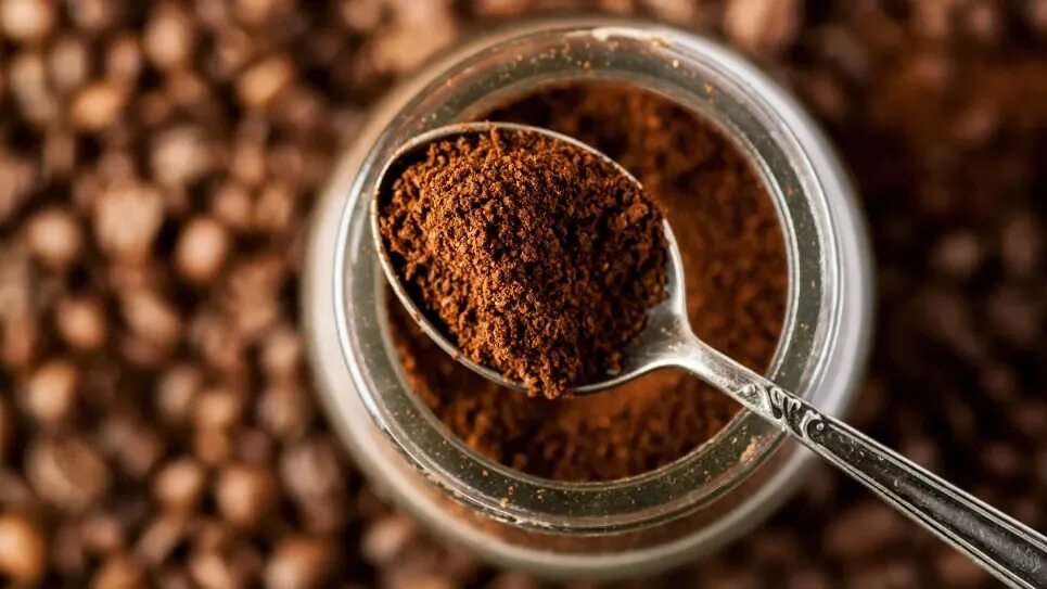 Как пить растворимый кофе. Кофе ground coffee молотый. молотые зерна кофе. порошкообразный кофе. кофе молотый в растворимом.