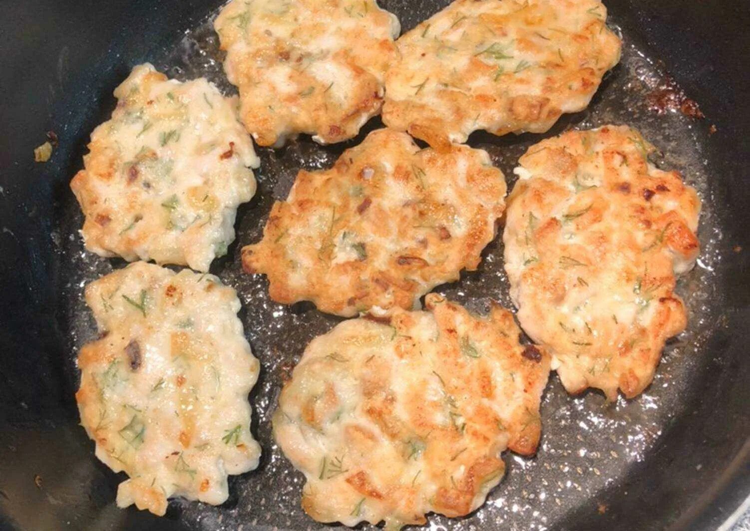 Куриные рубленные котлеты с сыром на сковороде. Детские куриные котлеты. куриные котлетки нежность. котлеты из куриных бедрышек. куриные котлеты нежность.