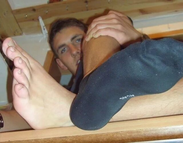 нюхает ноги мужику. Naomi swann ноги. мужчина снял носки. облизывает подошву. футфетиш в носках мужских.