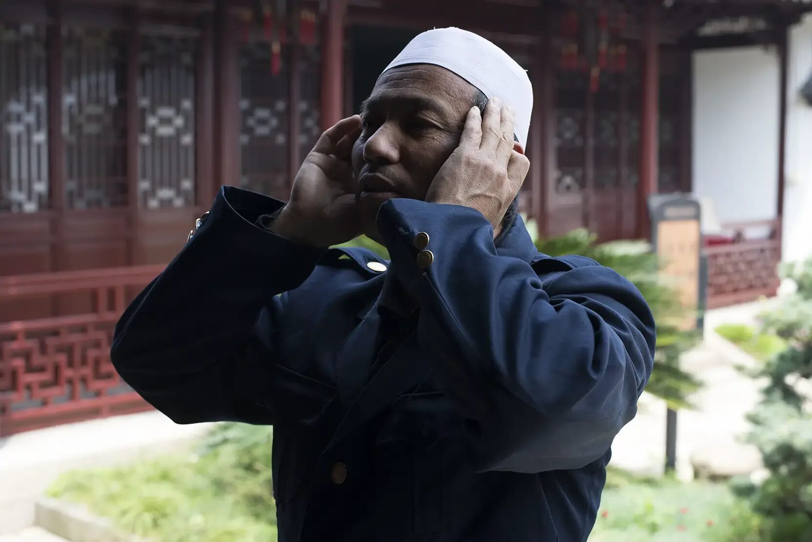 Азан. Красивый азан в мире. Мусульманский мулла. Песня азанов. Мулла с микрофоном ай.