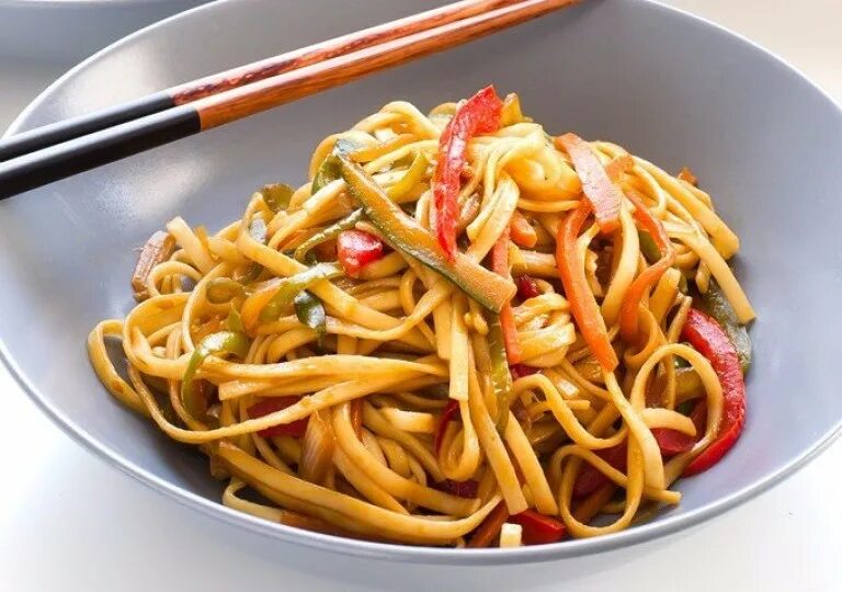 Udon noodle bar. Лапша удон. Японская кухня удон. Макароны удон. Лапша удон пшеничная Япония.