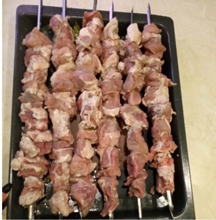 Нанизывает шашлык на шампур. Можно замораживать шашлык. 1 килограмм шашлыка. Маринованный шашлык из свинины. Заморозка шашлыка в маринаде.