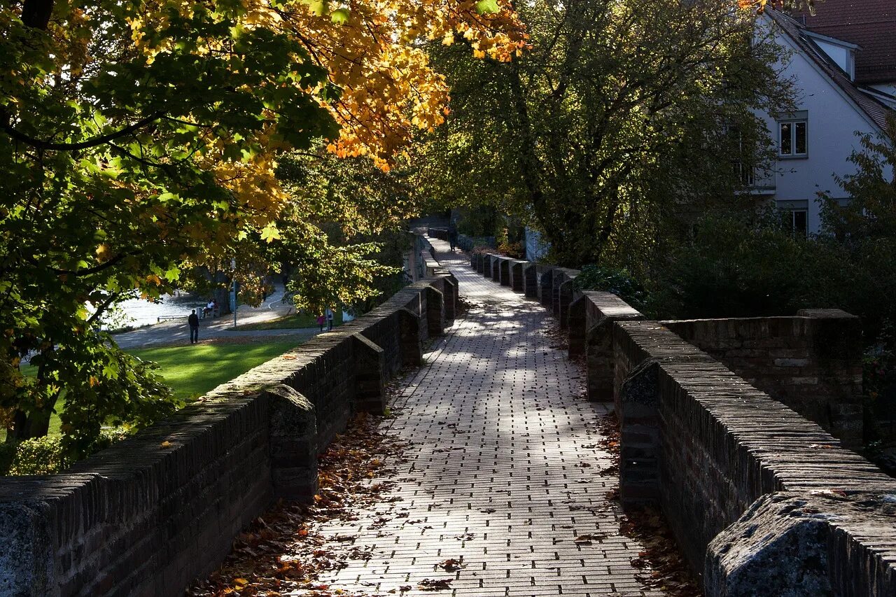 Wall fall. Осень в городе. Осень в Старом городе. Старый город. Город в листве.