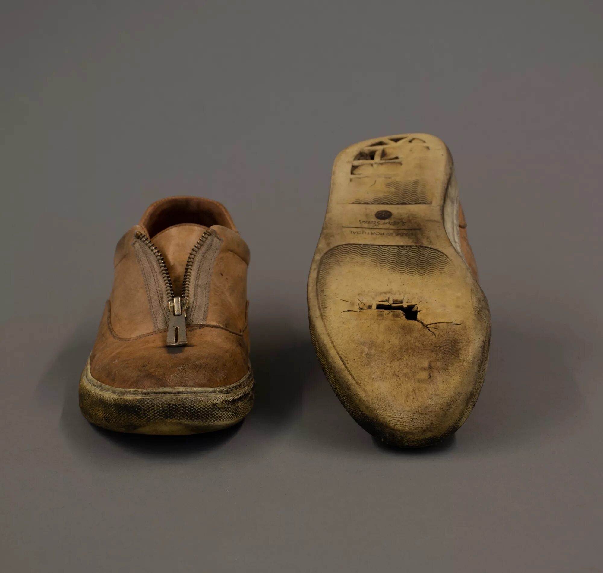 Старинная деревянная обувь. Башмак обувь. Деревянные башмаки. Старая обувь. Башмаки клоги.