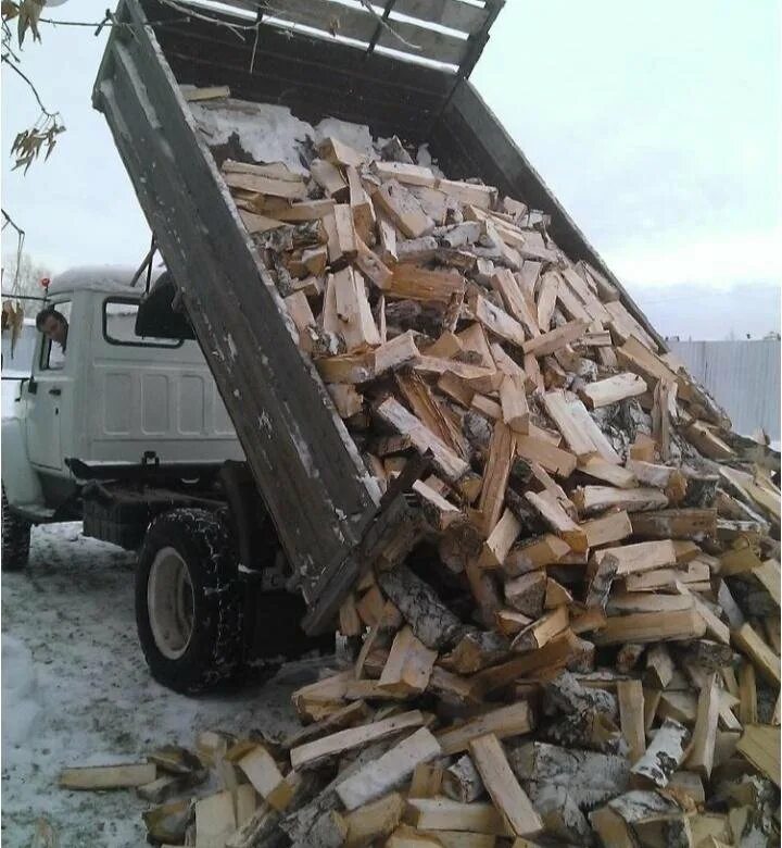 дрова берёзовые колотые. дрова береза. дрова колотые береза. березовые дрова тюльками. обрезки досок.