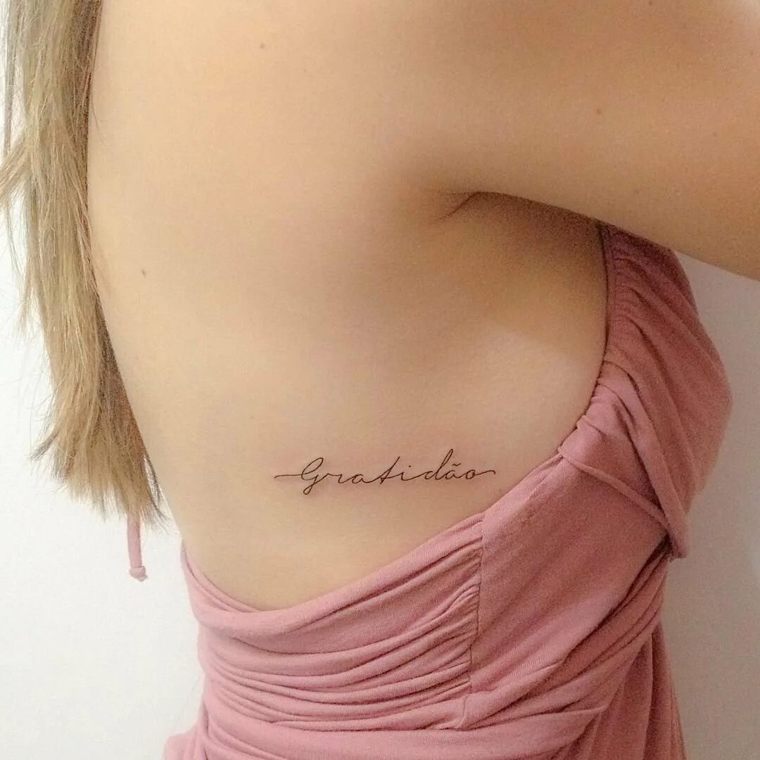 тату на ребрах у девушек надписи. татуировки под сердцем. тату на ребрах у девушек надписи. тату на боку у девушек надписи. тату на ребрах у девушек надписи.