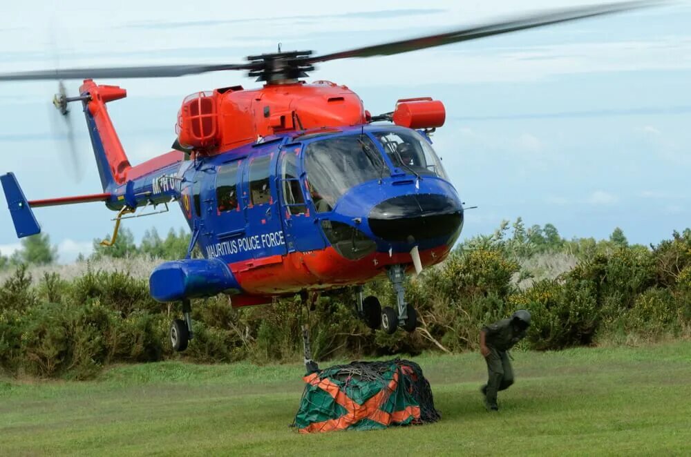 Mauritius helicopter. Mauritius helicopter. Magic tour на вертолете маврикий. Вертолет на острове. Вертолет над морем.